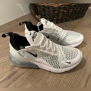 Women’s Nike Air Max 270 Size 9 Style # AH6789-100